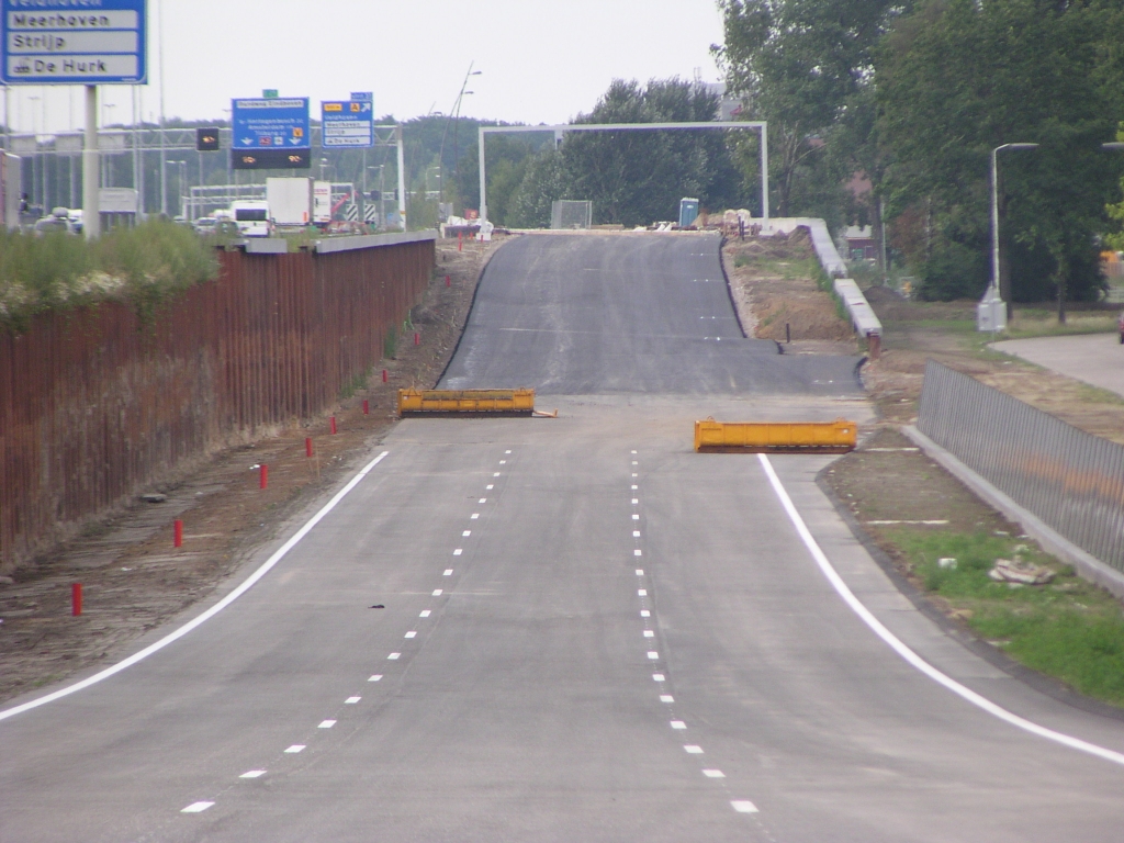 p7180010.jpg - Het resultaat gezien vanaf KW 15. De uitvoeger voor de toekomstige aansluiting op de Meerenakkerweg ziet er wat vreemd uit. Even van dichtbij bekijken...  week 200821 