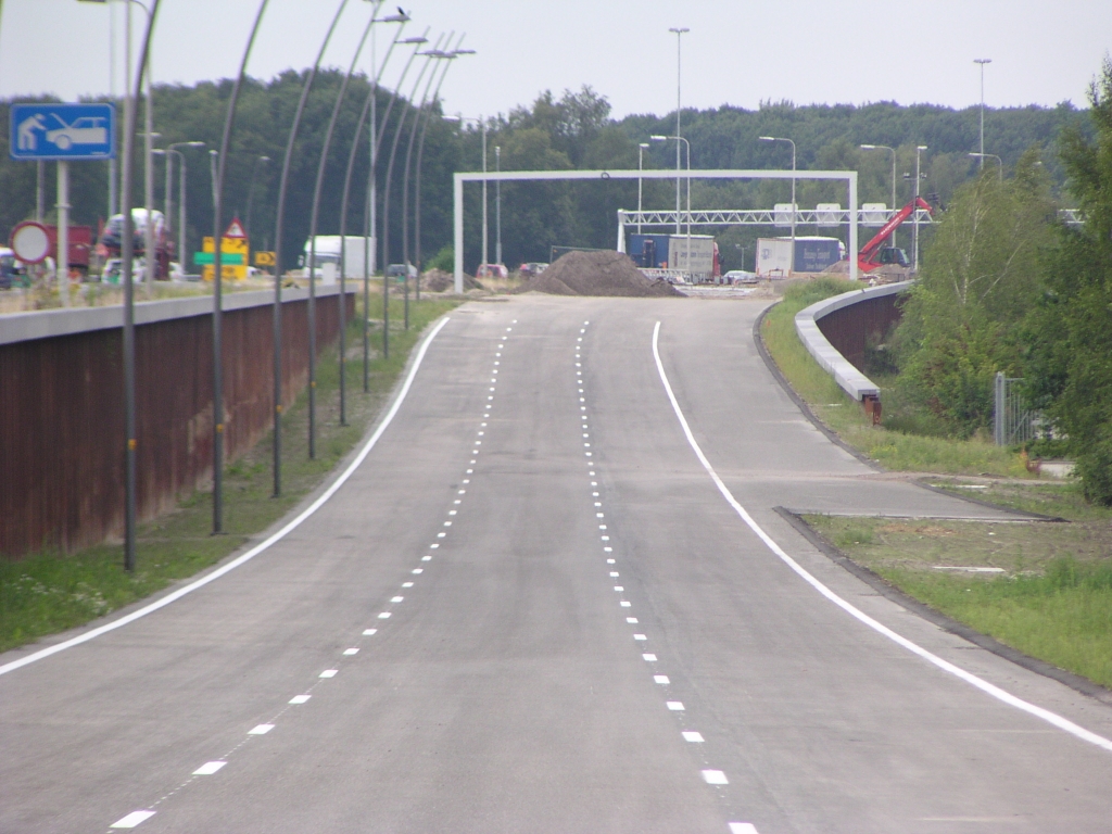 p7180012.jpg - Markering aangebracht op het wegvak parallelbaan oost tussen KW 14 (Meerenakkerweg) en KW 13 (aansluiting Veldhoven), zodat duidelijk is dat de toerit vanaf de Meerenakkerweg, als hij ooit gerealiseerd wordt, naadloos overgaat in de afrit naar Veldhoven.