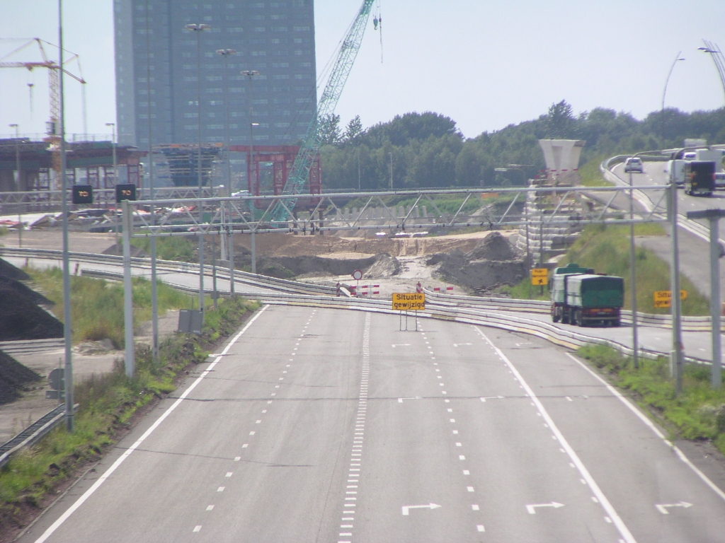 p8010002.jpg - Ja, er is een begin gemaakt met het opwerpen van de taluds naar KW 24B en KW 23. Die van KW 23 moet daarbij dezelfde hoogte bereiken als naar KW 22 (uiterst rechts).