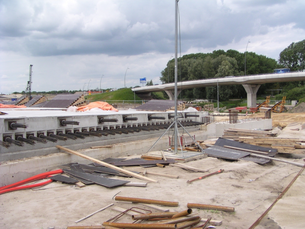 p8020006.jpg - Rechts naast KW 24A het landhoofd voor KW 24B. Verder rechts KW 22 die al enige maanden in gebruik is als tijdelijke hoofdrijbaan.