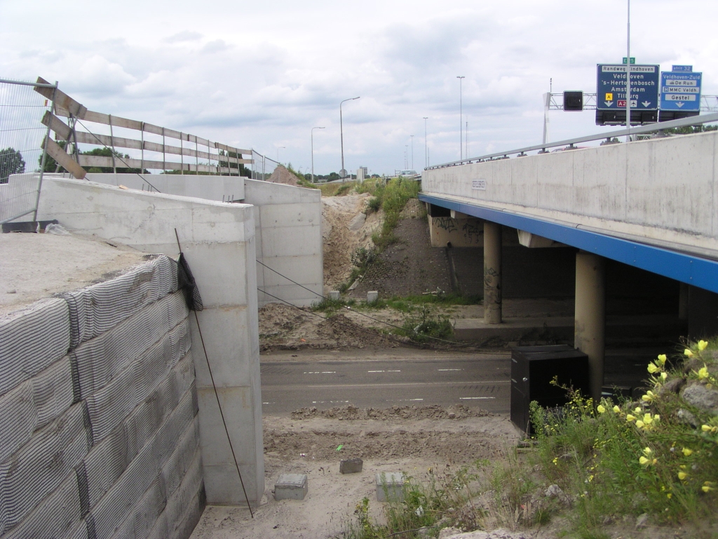 p8020017.jpg - Ruimtereservering tussen westelijk parallelbaanviaduct en hoofdrijbaanviaduct in KW 17. Gezien de positie van de heipalen komen de beide viaducten strak tegenelkaar te staan, maar is er wel lichtinval door die schuine "oren" aan de landhoofden. Ook de dijklichamen worden 1 geheel.