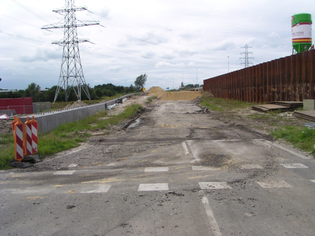 p8020024.jpg - Na de een maand durende afsluiting van de toerit in de richting Antwerpen in de aansluiting Waalre is nu de afrit uit dezelfde richting aan de beurt. De heropenstelling valt dan weer samen met het gereedkomen van een nieuw parallelbaanwegvak: tussen de aansluiting high tech campus en kp. Leenderheide, op 1 september 2008.