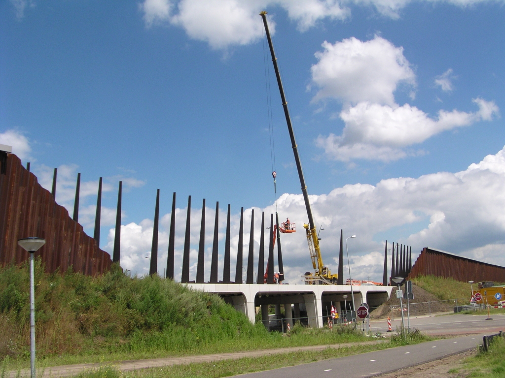 p8040002.jpg - Inhijsen staanders voor 8 meter hoog transparant geluidsscherm op KW 28 (prof. Holstlaan) als overbrugging tussen de even hoge damwanden schermen nabij de Waalrese woonwijk Voldijn.  week 200815 