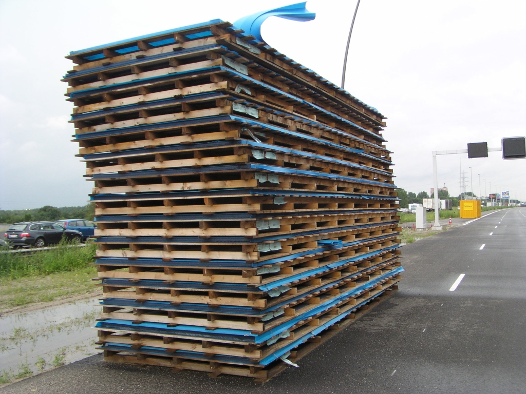 p8080021.jpg - Pallets met gereedliggende plexiglas schermen bij KW 28.