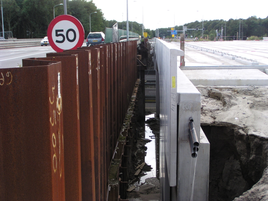 p8090003.jpg - Fietspad gedeelte met betonnen scheidingsranden. Het ligt aan de goede kant voor een mooi uitzicht op het slopen van het oude verschoven viaduct (links).