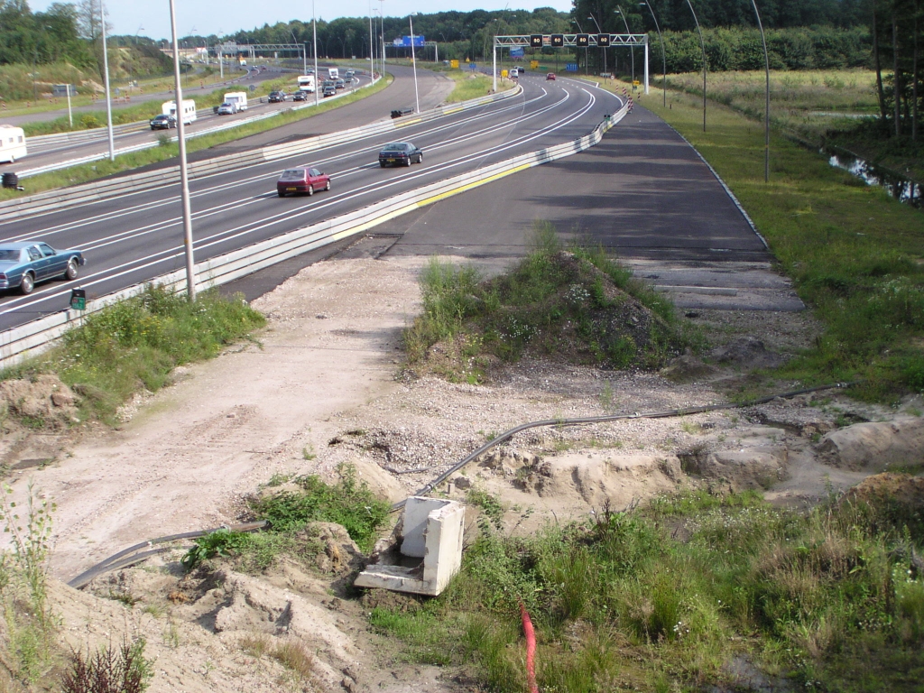 p8090011.jpg - ... dan wel op de parallelbaan west waarbij het braakliggende stukje grond ervoor nog even gladgestreken moet worden. Tot zover het gemijmer van een leek want er zijn toch twee hele weekenden gereserveerd voor de sloop: 27-28 september en 4-5 oktober.