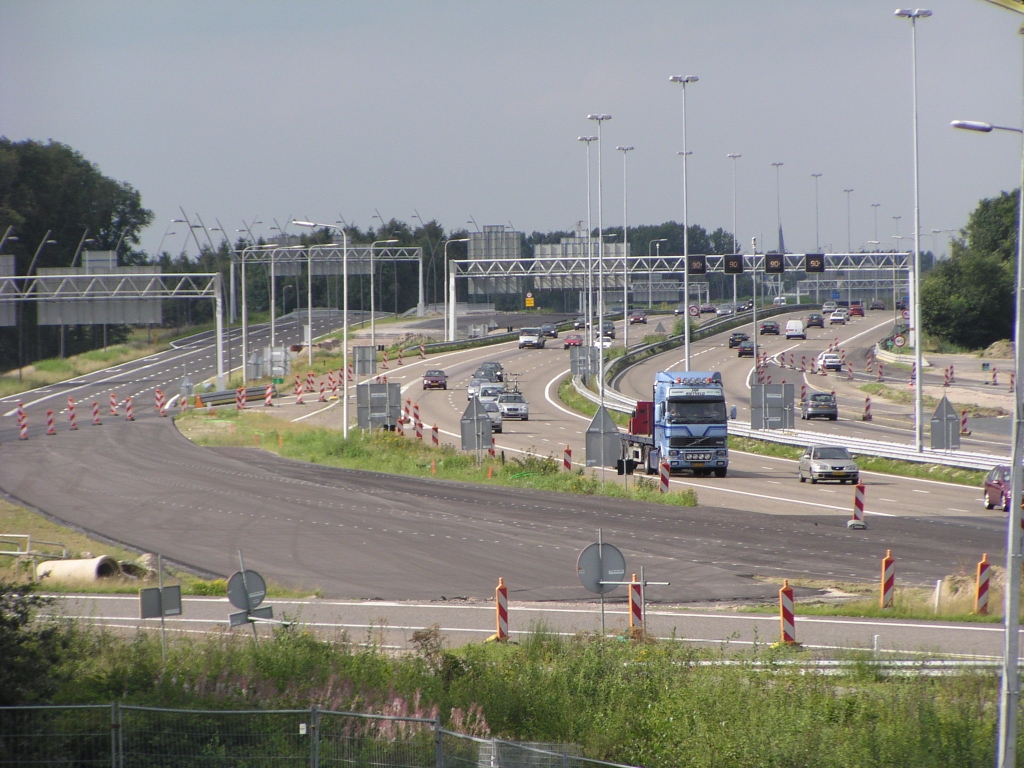 p8090014.jpg - Overzicht van het wegvak KW 8-KW 9 met links het open te stellen stuk parallelbaan. Achteraan op KW 8 wordt het qua rijstroken het breedste punt: 4+3+4+4. Bij KW 9 is dat geslonken tot 4+2+2+4.