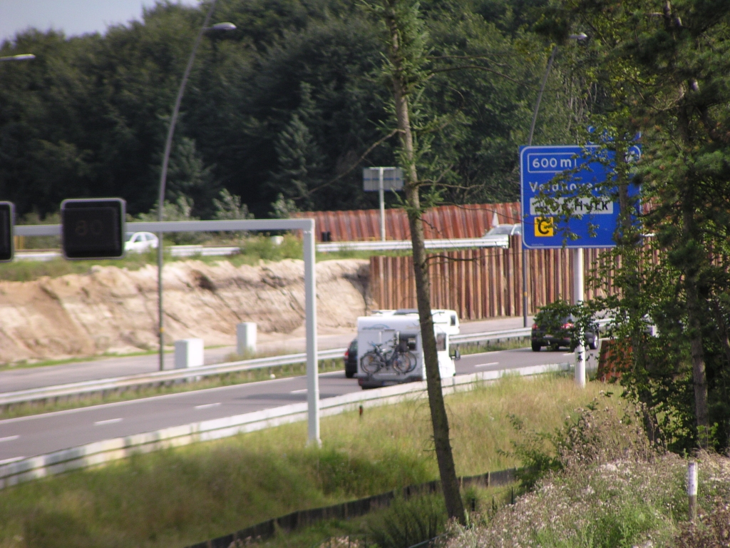 p8090020.jpg - Wat verderop zuidwaarts zijn damwanden ingedrukt tegen het dijklichaam van de oude hoofdrijbaan. Op die manier moet het wel lukken de zaak te faseren zodat dat dijklichaam gesloopt kan worden.