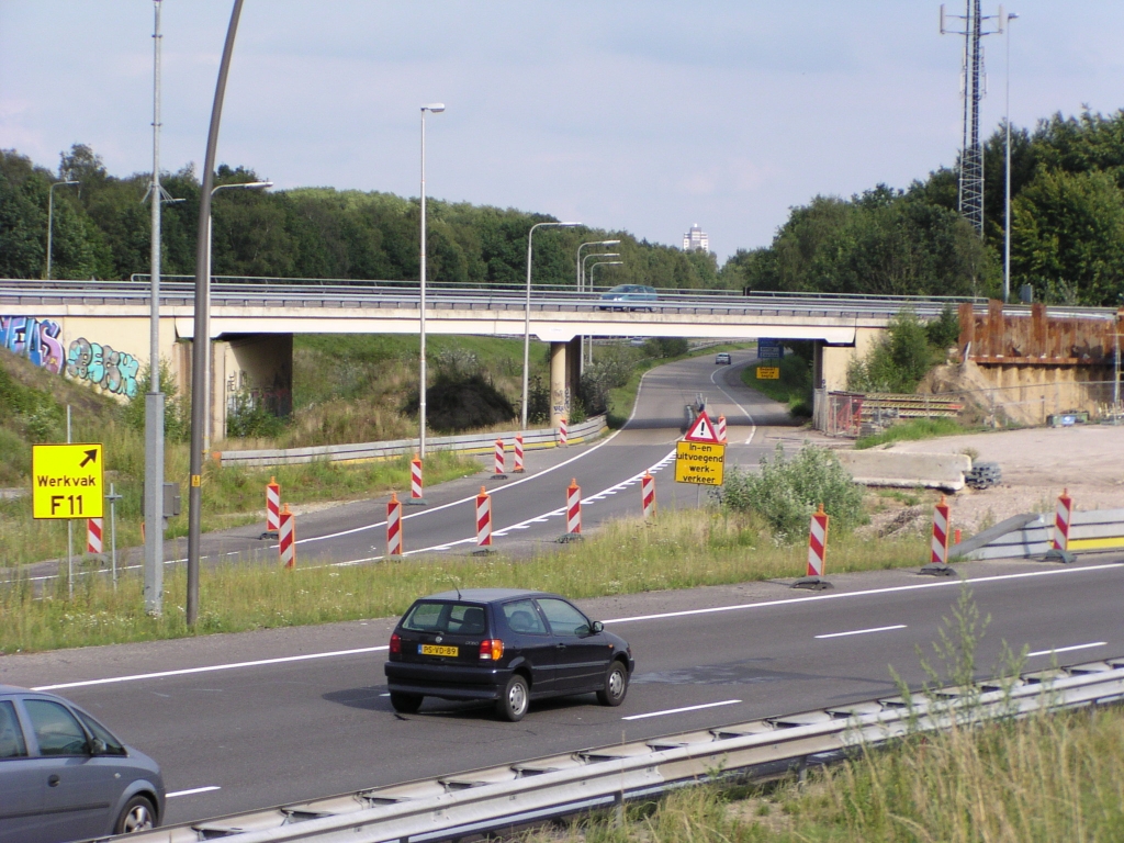 p8090022.jpg - De linkse uitvoeger naar Strijp zal het einde van dit jaar niet halen. Een jaartje of 20 geleden lagen ook onder de linkse moot van het viaduct Sierman nog betonnen platen van de voormalige rijksweg 63, en moest het A2 verkeer komende van dat viaduct invoegen op die rijksweg.