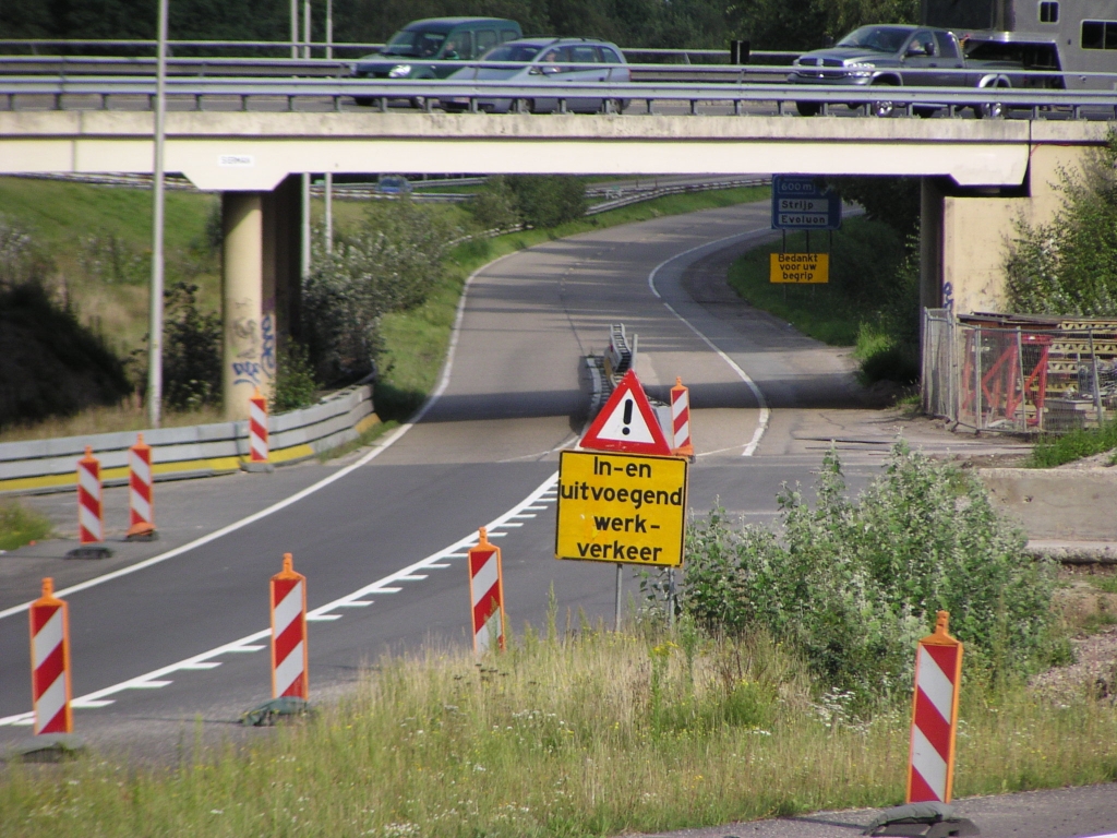 p8090024.jpg - De gemeente Eindhoven grijpt de afsluitperiode van de aansluiting Strijp, die onvermijdelijk is als onder meer het viaduct wordt gesloopt, aan om het betonnen hobbelwegdek definitief te slopen. Het wordt een gladde ZOAB baan, waarbij de vluchtstroken komen te vervallen. Daarmee neemt de stad definitief afscheid van het eerste autosnelweg trace binnen haar grenzen, gebouwd in 1961.