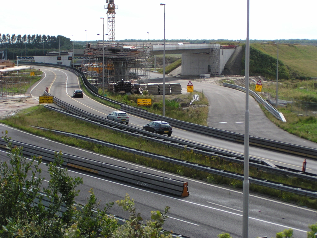 p8100036.jpg - Aan de zuidzijde van KW A het begin van de parallelbaan. De bestuurder die net de 270 graden heeft voltooid ziet zich geconfronteerd met nog een extra bocht. Parallelbaan gaat vervolgens onder KW 4C door, zodat het kunstwerk kan worden afgebouwd na verplaatsing van het verkeer.