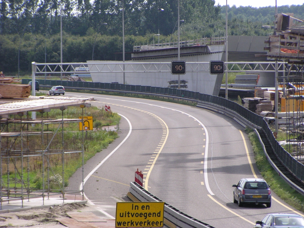 p8100037.jpg - Volgende kunstwerk waar de nieuwe parallelbaan onderdoorgaat is KW 5. Ook deze kan worden afgebouwd als het verkeer van de oude hoofdrijbaan is verplaatst naar de parallelbaan.