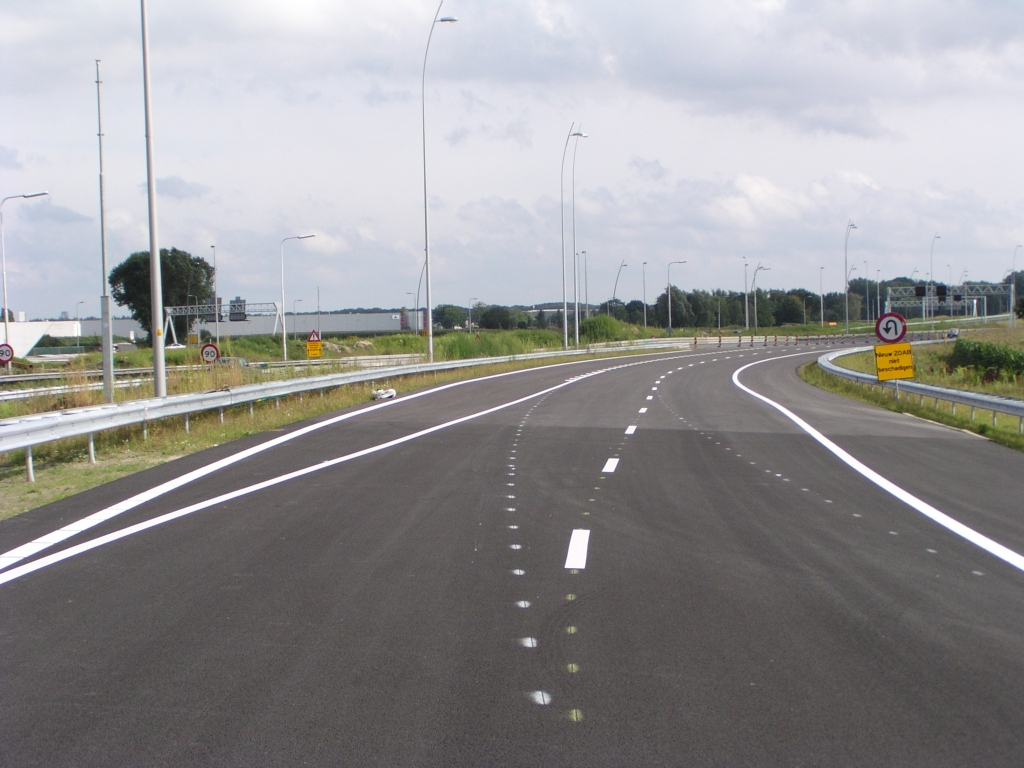 p8100046.jpg - Tussen KW 4A en KW 6 wordt het kiezen tussen de parallelbaan (rechts) en oversteek naar de A2 hoofdrijbaan. Men heeft hier kennelijk getwijfeld over de aan te brengen faserings-markering. De ongebruikte stippen duiden de uiteindelijke situatie aan, waarbij de linker rijstrook overgaat in de uitvoeger naar de hoofdrijbaan, met blokmarkering gescheiden van de middelste rijstrook die overgaat in de linkerrijstrook van de parallelbaan. De onderbroken streepmarkering komt dan op de rechtse rij stipjes te liggen.  week 200829 