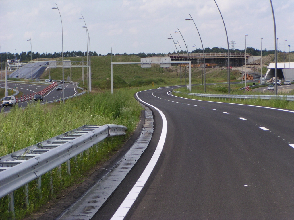p8100060.jpg - Nog steeds tegen de rijrichting in het stukje parallelbaan vanuit de richting Amsterdam tussen KW 5 en KW 6. Links de verbindingsweg Tilburg-Maastricht in half opengestelde toestand, maar dan gaan we straks nog even kijken.  week 200829 