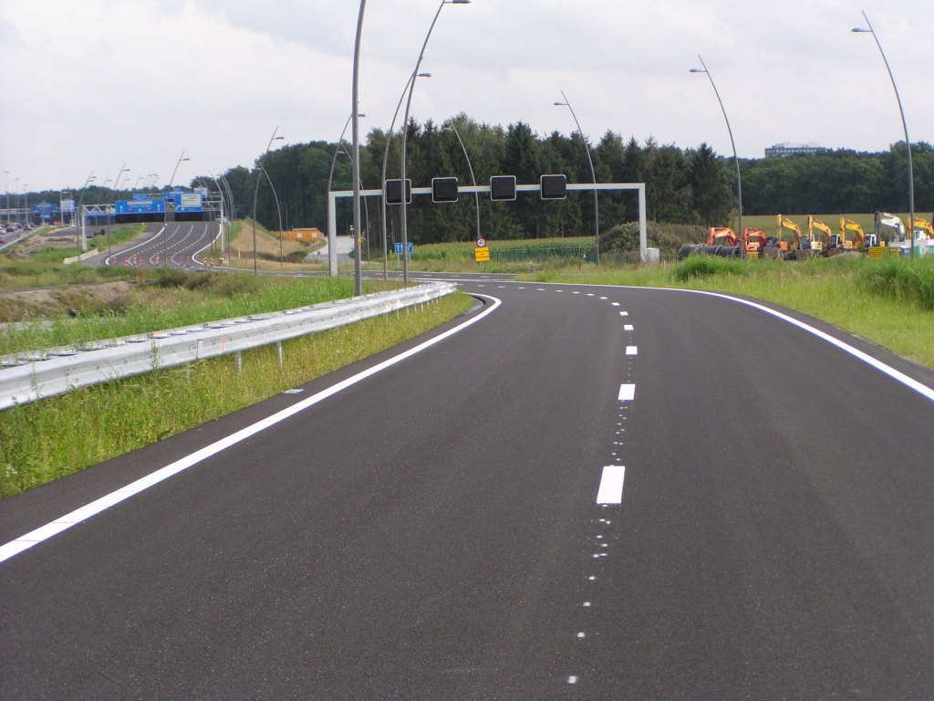 p8100062.jpg - Op KW 6 uitzicht op wat komen gaat: samenvoeging met de parallelbaan vanuit Tilburg tot vier rijstroken.
