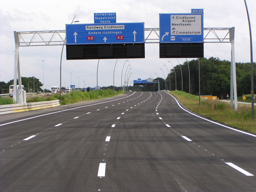 p8100064.jpg - Met vier rijstroken verder naar KW 8 (viaduct over de Oirschotsedijk). Voor een monoloog over de bewegwijzering,  zie hier .