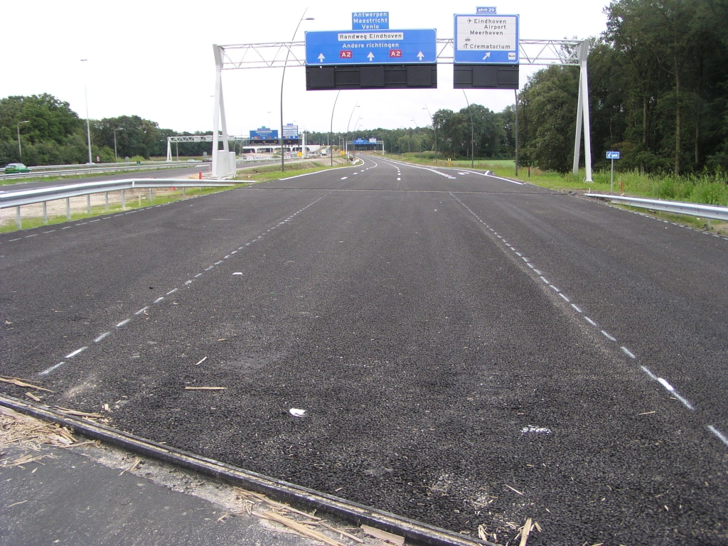 p8100068.jpg - Voegovergang KW 8 met precisie asfalteerwerk. Rijstrook 4 gaat over in de uitvoeger naar Airport. Die is meer dan twee keer zo lang als op de tracekaart staat ingetekend.