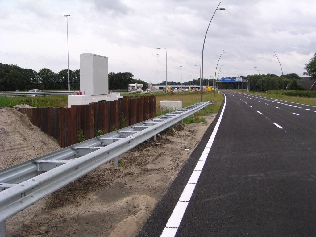 p8100071.jpg - Stukje geleiderail noodzakelijk voor twee niet-botsveilige objecten. Een damwanden uitbouwbakje voor een portaal over de hoofdrijbaan, en de "schoorsteen" van een amfibietunnel die hier onder de rijbaan doorloopt.