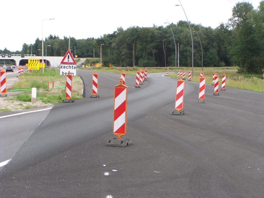 p8100073.jpg - Nogal wat zwaar vrachtverkeer maakt gebruik van de aansluiting Airport. Het valt te hopen dat de dwars over het ZOAB rijdende voertuigen geen schade hebben aangericht.