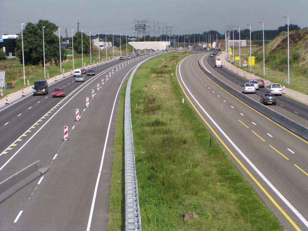 p8150031.jpg - Over enkele weken rijdt ook het verkeer wat nu zich nu nog op de rijbaan uiterst rechts bevindt, op de nieuwe fasering links. Het nut daarvan is enigzins onduidelijk, omdat KW 46 een middensteunloos ontwerp is (blijkens de animatiefilmpjes), zodat er sowieso verkeersstops nodig zijn bij het inhijsen van liggers.  week 200830 