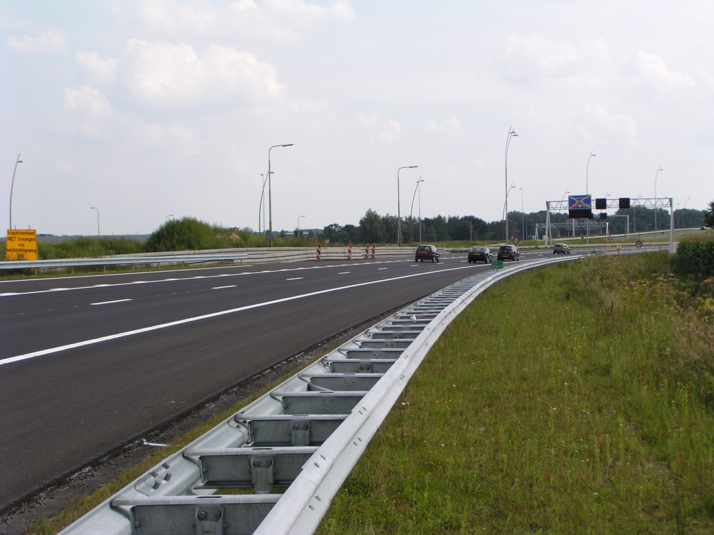 p8160009.jpg - De oude verbindingsboog is direct in gebruik genomen als werkverkeerroute.