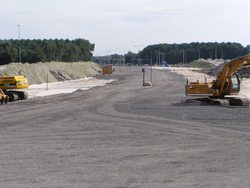 p8170029.jpg - Nog meer zandlichamen in aanbouw zoals deze voor de oprit vanaf Eindhoven Woensel naar KW 41. Het donkere materiaal is geen bodemas maar heeft een grovere structuur en een lichtere kleur. Er hing een vuilnisbelt-achtige lucht in deze omgeving.