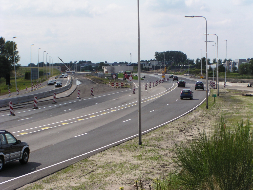 p8170037.jpg - Nieuwe A58 fasering tussen het kruispunt met de A50 en het viaduct Huizingalaan, zes dagen na openstelling. Men is meteen driftig aan het asfaltschrapen gegaan op het vrijgekomen wegvak.  week 200830 