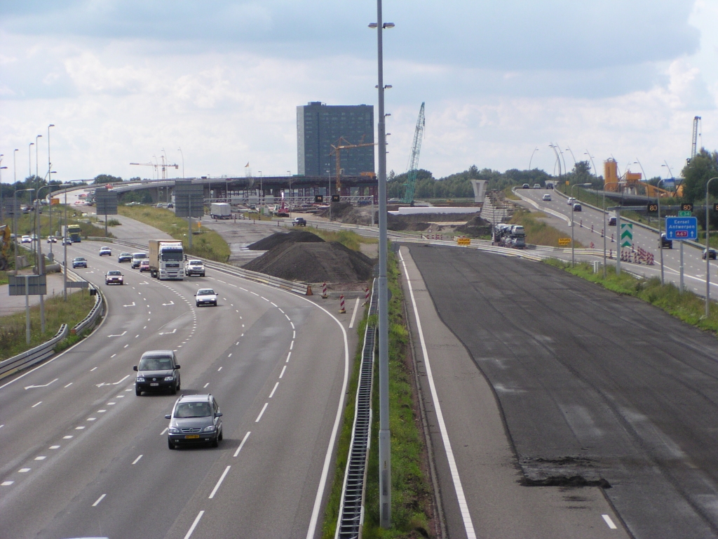 p8230009.jpg - In kp. de Hogt oost is men flink aan het asfaltschrapen gegaan op de oude noordelijke hoofdrijbaan die er al 11 weken ongebruikt bij heeft gelegen. Ook zien we wat wittigs op de plek waar het talud naar KW 23 (A67 richting Antwerpen) moet komen.  week 200831 