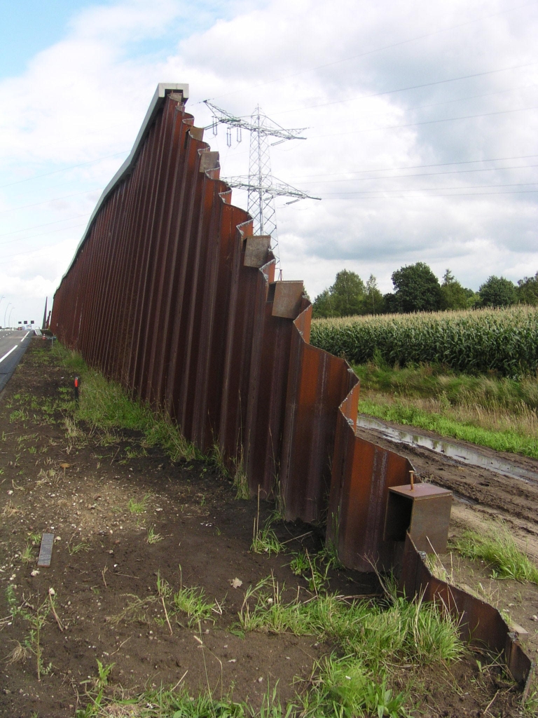 p8230018.jpg - Start van het 8 meter hoge geluidsscherm voor de woonwijk Voldijn in Waalre. Er zijn "tafeltjes" gelast aan het schuine gedeelte van de damwanden, zodat er wellicht nog een betonnen sierrand opkomt.