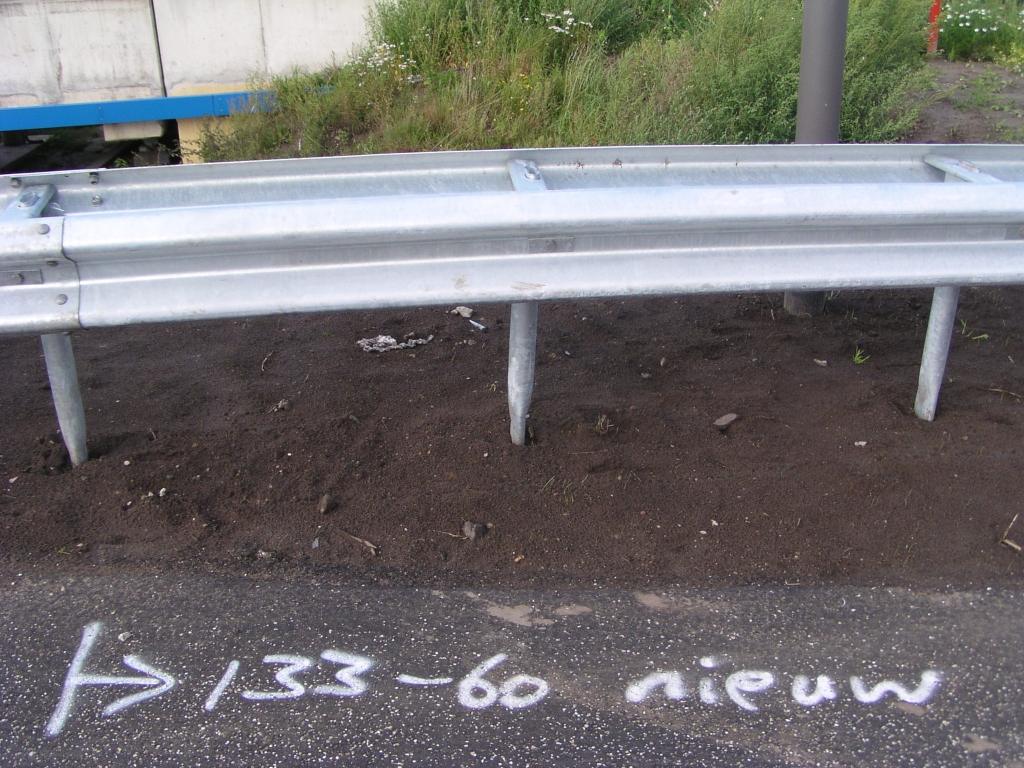 p8230023.jpg - De geleiderailbouwers hebben de instructies op het wegdek keurig uitgevoerd.