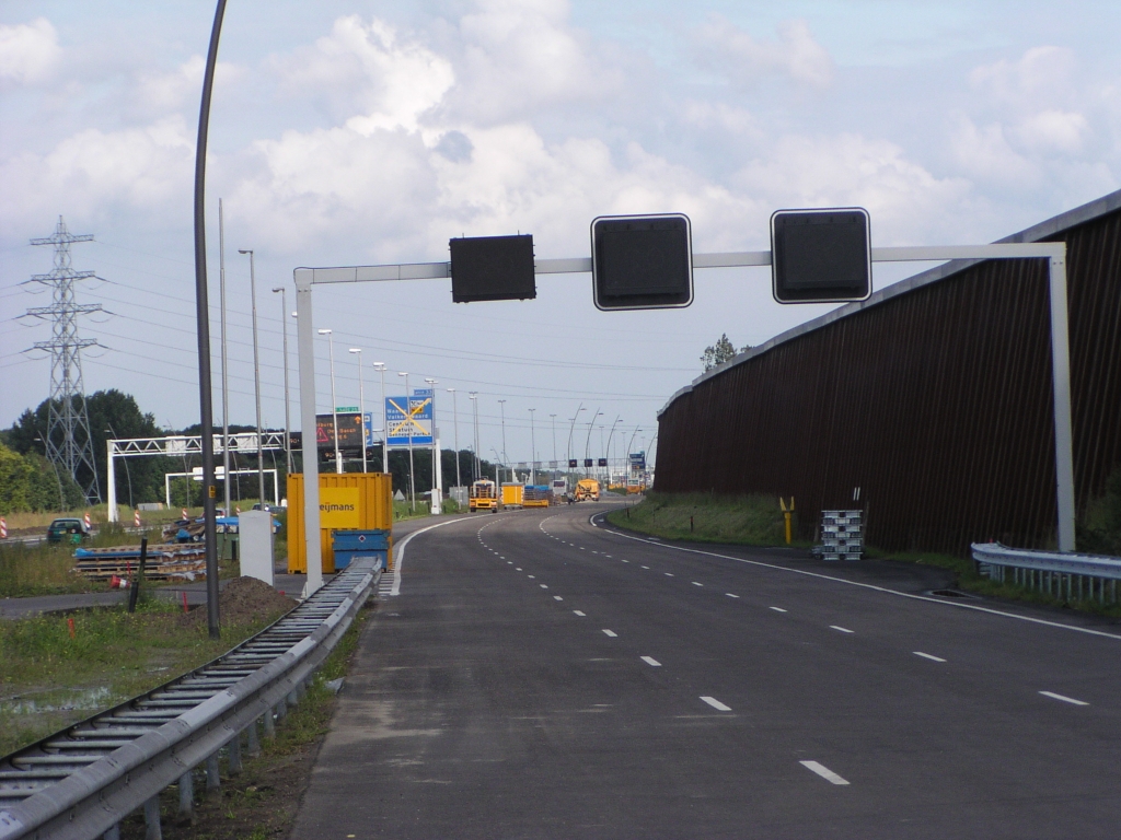 p8230026.jpg - Rijbaanzijde van dat scherm. Ten behoeve van een pechhaven is de kanteldijk plaatselijk afgegraven.