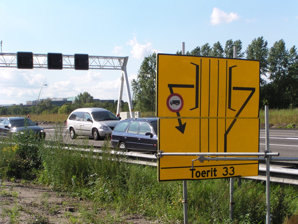p8230031.jpg - Gedurende de afsluiting van de afrit Waalre vanuit de richting Antwerpen is het bord met keerverbod voor vrachtverkeer weer omgedraaid.