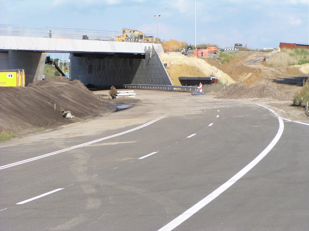 p8230060.jpg - Doorrijhoogte KW 33 lijkt hoger dan normaal. Misschien omdat de links van de kanteldijk gelegen A67 moet gaan stijgen om de viaducten over de rotonde te bereiken.