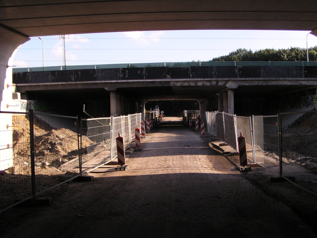 p8230073.jpg - De oude viaducten, waar in totaal 8 rijstroken overheengingen, waren strak tegen elkaar geplaatst zodat het een donker hol was waar de fietser in belandde. Met de sloop van de helft ervan is dit probleem verdwenen. Tussen de nieuwe viaducten komen steeds open ruimtes.