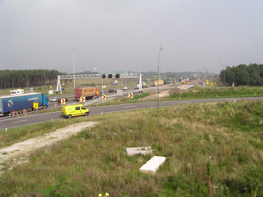 p8290009.jpg - Aansluiting high tech campus met keerlus voor het verkeer Antwerpen-'s Hertogenbosch. In de verte de beginslinger van het parallelbaanwegvak naar kp. Leenderheide, een dag voor openstelling.