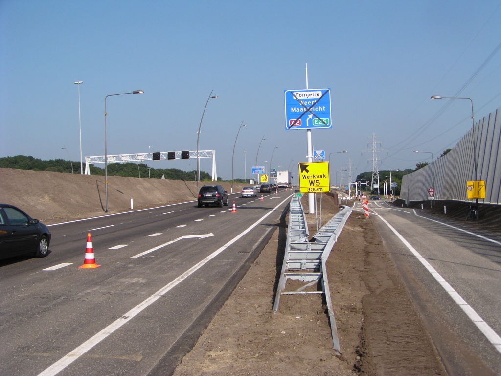 p8300042.jpg - De openstelling van het parallelbaanwegvak gebeurde in twee fasen. Op zaterdag waren de afrit Waalre, en het parallelbaan gedeelte tussen de aansluiting Waalre en kp. Leenderheide nog niet open.