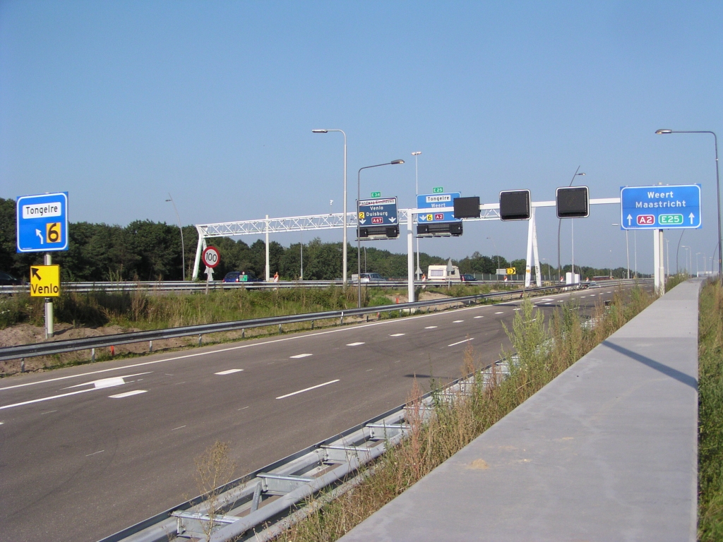 p8300053.jpg - Het doel Venlo is in eerste instantie toegevoegd voor bestuurders die net hebben ingevoegd vanaf de toerit Waalre. Het zou ook mensen kunnen helpen die het oversteekje terug de oude hoofdrijbaan gemist hebben. De "straf" is wachten voor de VRI's op de rotonde.