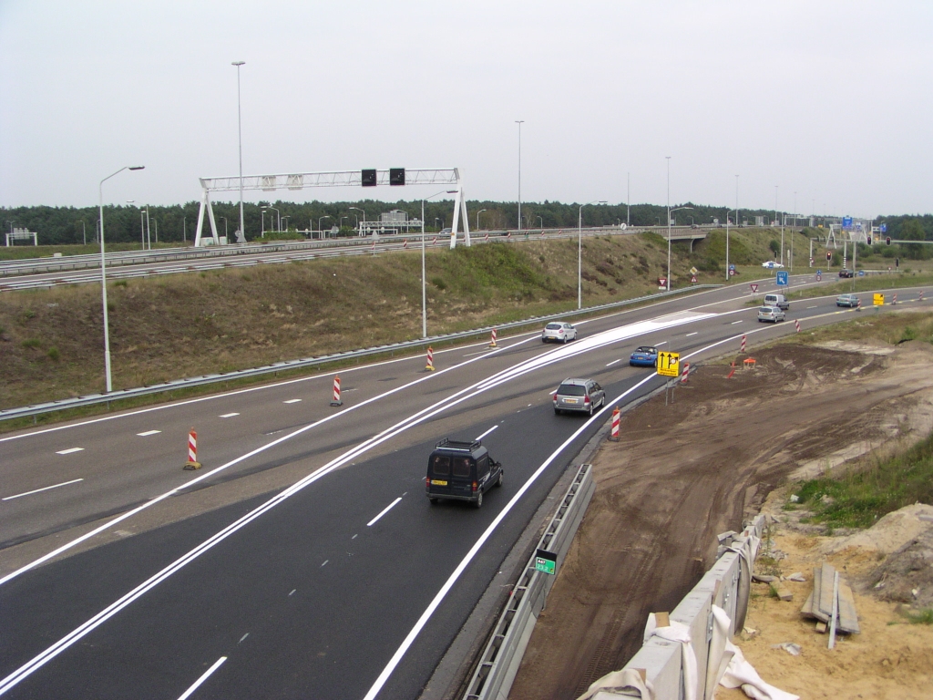 p8310083.jpg - In de uiteindelijke situatie wordt de bypass gesloopt en komen er twee rijstroken uit op de rotonde. Pech voor de high tech campus forens die gewend was VRI-loos terug naar Leende te rijden.