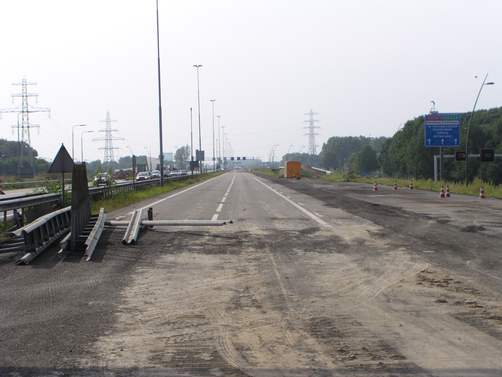 p8310087.jpg - Vacante oude hoofdrijbaan ten westen van het viaduct Roostenlaan.