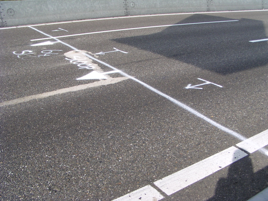 p8310096.jpg - Op de dag van vrijkomen van het oude viaduct in de aansluiting Waalre zijn meteen al werkinstructies aangebracht voor het slopen van de oude rijbaan, zodat de oude viaducten kunnen worden afgebroken.