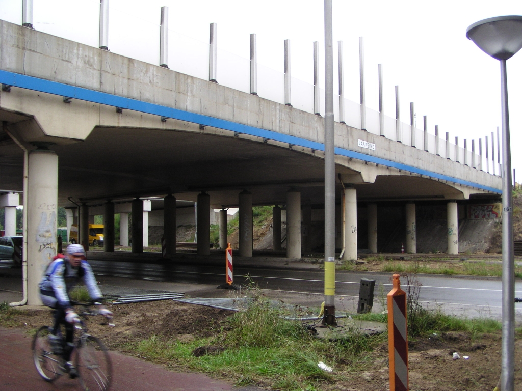 p9050008.jpg - Laatste beelden van de 45-jarige, die enkele jaren voor het einde van zijn leven nog verminkt werd met betonnen barriers aan de flanken voor de aanleg van spitsstroken en een geluidsschermpje. De staanders in dat scherm lijken een vage poging om de karakteristieke welven aan de onderkant van het brugdek te spiegelen.