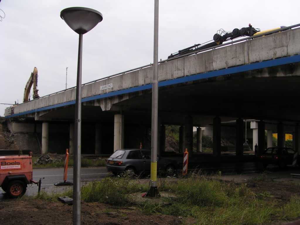 p9050010.jpg - Links op het viaduct staat de beul al klaar.