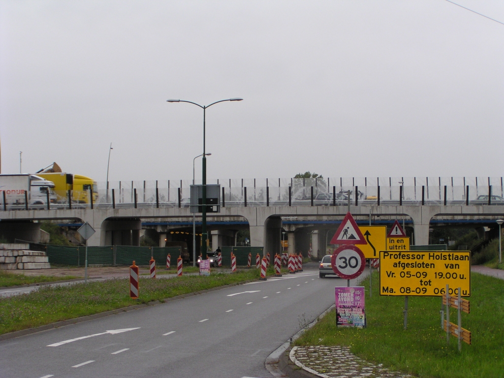 p9050011.jpg - In KW 28 is het verkeer inmiddels overgezet op de parallelbanen. De laatste dag in het leven van de oude viaducten (KW M) is aangebroken. Het wordt een besloten sloopfeestje met die geblindeerde bouwhekken.