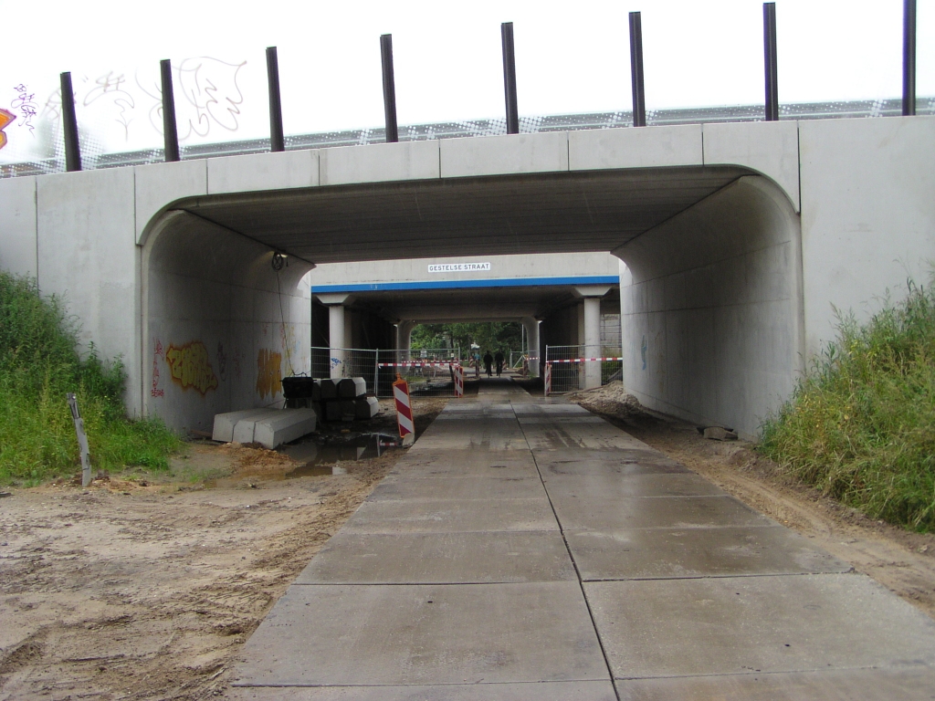 p9070015.jpg - Voor fietsers en wandelaars is tijdens het afsluitingsweekend van de prof. Holstlaan het nabijgelegen KW 29 tijdelijk opengesteld. Er is voorzien in een rijbaan van betonnen platen.