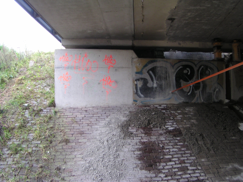 p9070017.jpg - Verbreedsel aan het viaduct, mogelijk in verband met de spitsstroken aanleg in 2004. De toerit vanaf de aansluiting Waalre liep er hier nog overheen. Een moderner type oplegging noopte hier misschien ook tot een smallere spleet tussen landhoofd en bovenbouw.