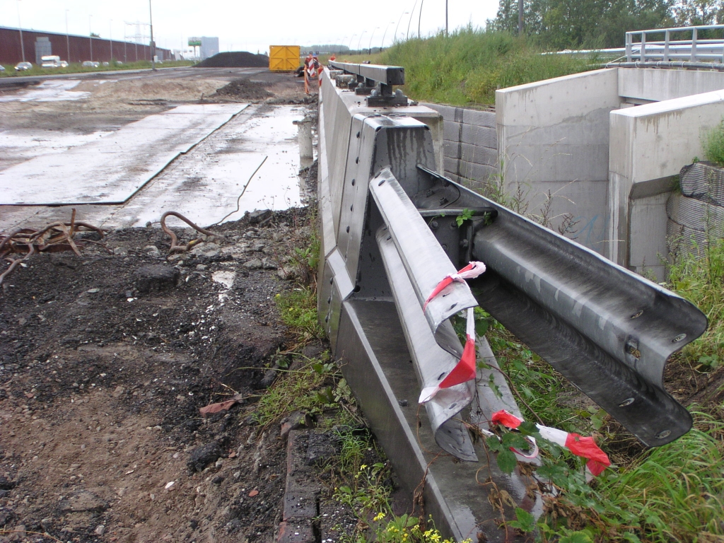 p9070020.jpg - Spitsstrooktype betonnen barrier aan de flank met cosmetische leuning erop. Kan allemaal weg 4 jaar na aanleg.