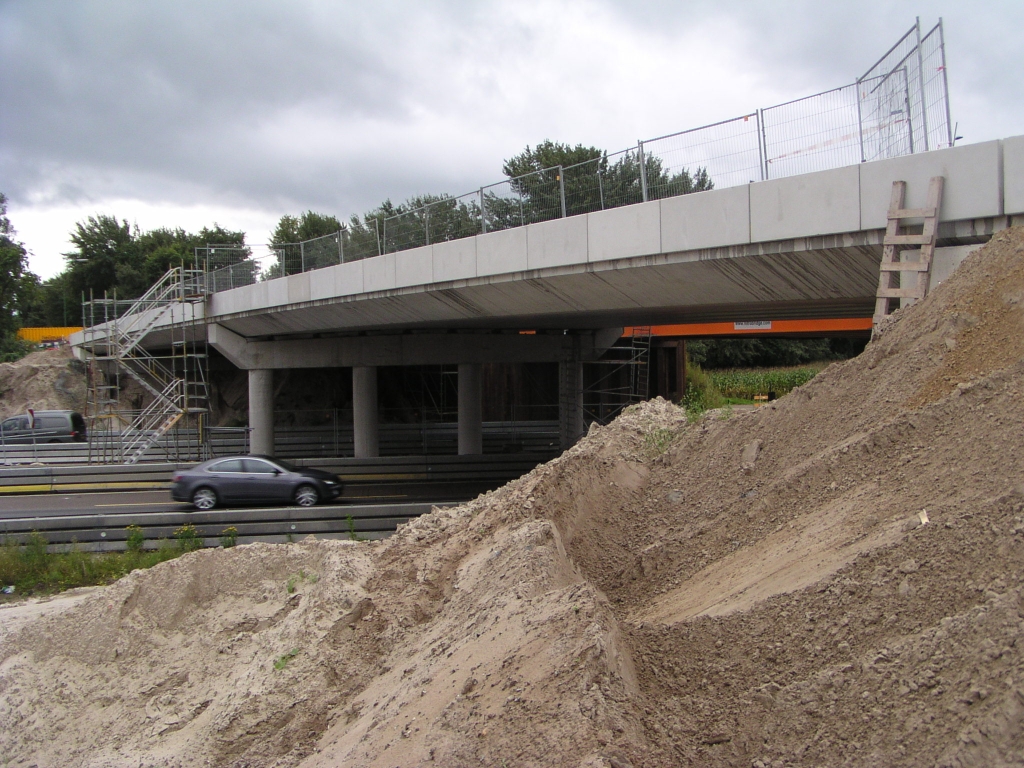 p9070023.jpg - KW 18 (O.L. Vrouwedijk) voorzien van sierbeplating. Het is dezelfde beplating als de nieuwe viaducten  in  de randweg over het OWN. Om in dezelfde stijl te blijven als de andere viaducten  over  de randweg, hadden hier de forse zijstukken toegepast moeten worden zoals in KW 9 (aansluiting Airport) en KW 27 (aansluiting high tech campus). Maar zoals eerder geconstateerd is dit viaduct sowieso een buitenbeentje.  week 200830 