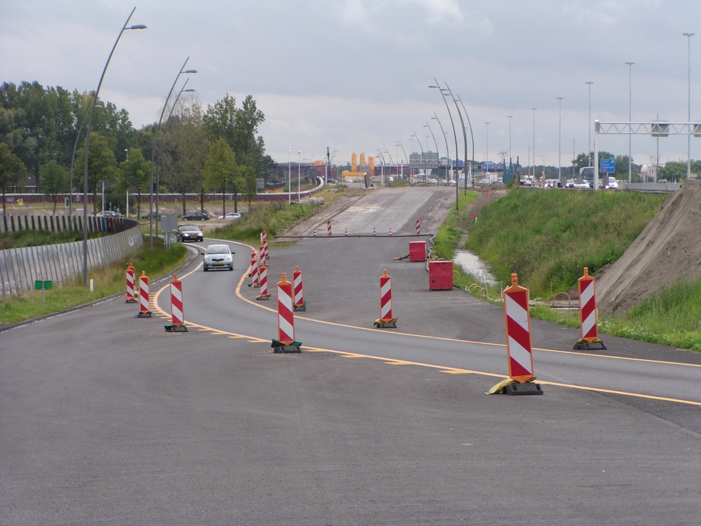 p9070039.jpg - De parallelbaan in de aansluiting Veldhoven-zuid, noordoost zijde, is zo'n uitzondering op de regel dat op tijdelijke parallelbaanwegvakken geen ZOAB ligt.  week 27 