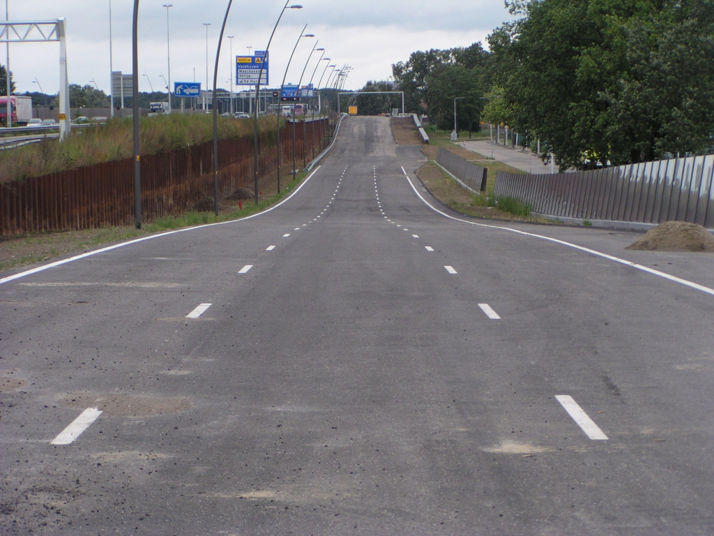 p9070044.jpg - Geen slingers tussen KW 15 en KW 14 (Meerenakkerweg) doordat het hoofdrijbaantalud loodrecht is gemaakt met damwanden. Hier moet trouwens de plek zijn waar het dijklichaam, waar de aloude "Poot van Metz"  op ligt, aan hoogte verliest. Onder KW 15 ligt het OWN op maaiveld, terwijl onder KW 14 en 13 (aansluiting Veldhoven) de weg is verdiept om de benodigde doorrijhoogte te realiseren.