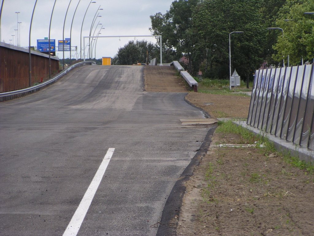 p9070045.jpg - De toekomstige uitvoegstrook naar de Meerenakkerweg. De nieuwe aansluiting, die nog geen naam heeft ("de Hurk"?) zit nog in de procedurefase maar zou wel binnen het huidige project gerealiseerd moeten worden. Tenzij de  "projectgroep ‘Géén A2 door Grasrijk’  roet in het eten gooit.